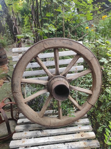 Altes wagenrad speichenrad - altes,