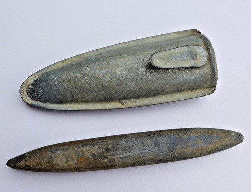 Antiker wetzstein mit - mit, köcher