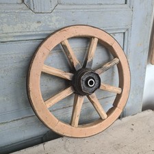 C2390 Schönes, altes Wagenrad