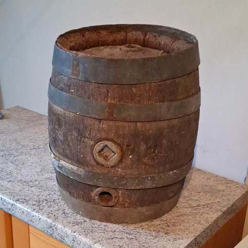 Antikes holzfass mit - antikes,