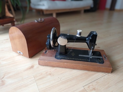 Alte handkurbel nähmaschine - alte,